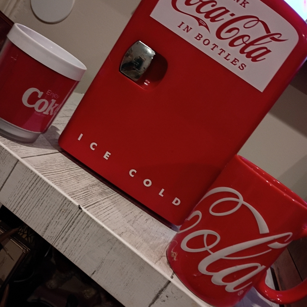 COCA COLA FRIDGE, TOBOGGAN, VINTAGE MUG, NEW MUG LOT - Picture 3 of 9